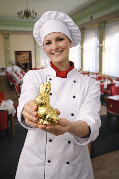 Lindenköchin mit Gold-Schoko-Hase in der Hand
